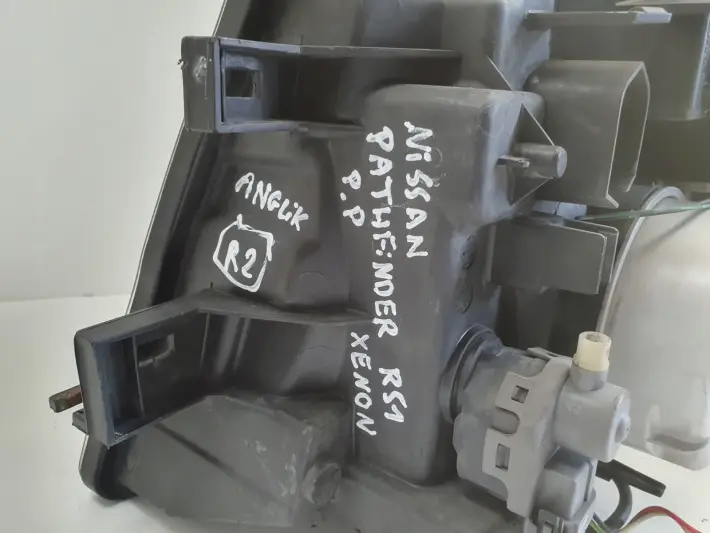 Nissan Pathfinder R51 Navara D40 III PRZEDNIA LAMPA PRAWA PRAWY PRZÓD xenon