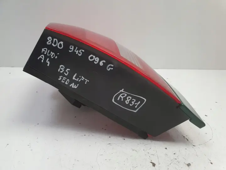 Audi A4 B5 lift sedan 99-01r TYLNA LAMPA PRAWA prawy tył 8D0945096G