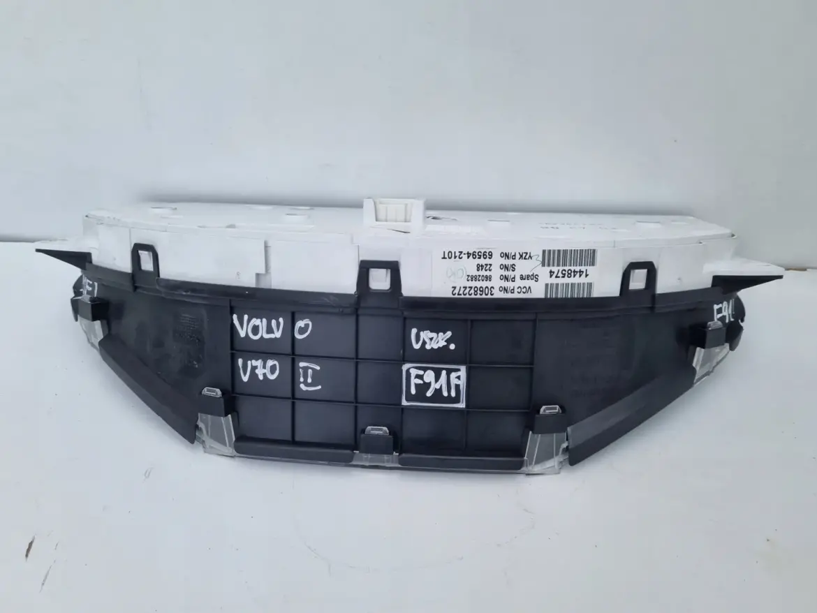 Volvo S60 I V70 II 2.5 T LICZNIK ZEGARY 30682272 Europa benzyna