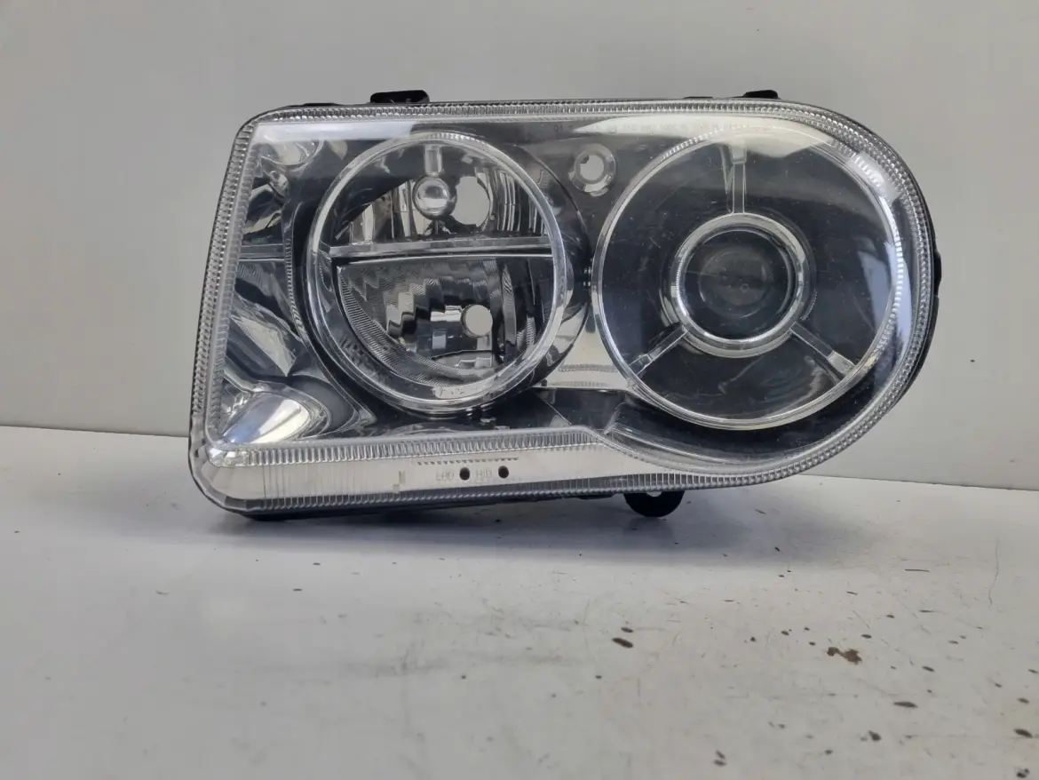 Chrysler 300C 300 C XENON PRZEDNIA LAMPA LEWA lewy przód EUROPA 04805761AG