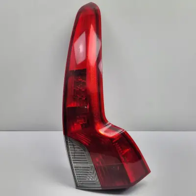 Volvo V50 KOMBI 07-12r LIFT TYLNIA TYLNA LAMPA PRAWA prawy tył