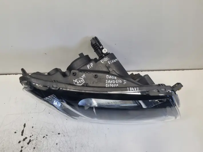 Dacia Sandero II 12-16r PRZEDNIA LAMPA PRAWA PRAWY PRZÓD europa