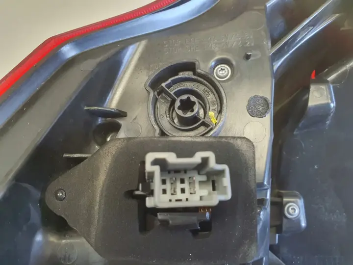 Volvo V90 II TYLNIA TYLNA LAMPA PRAWA prawy tył oryginał 32228833