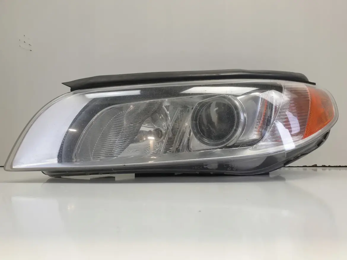 Volvo V70 III PRZEDNIA LAMPA LEWA XENON SKRĘTNY