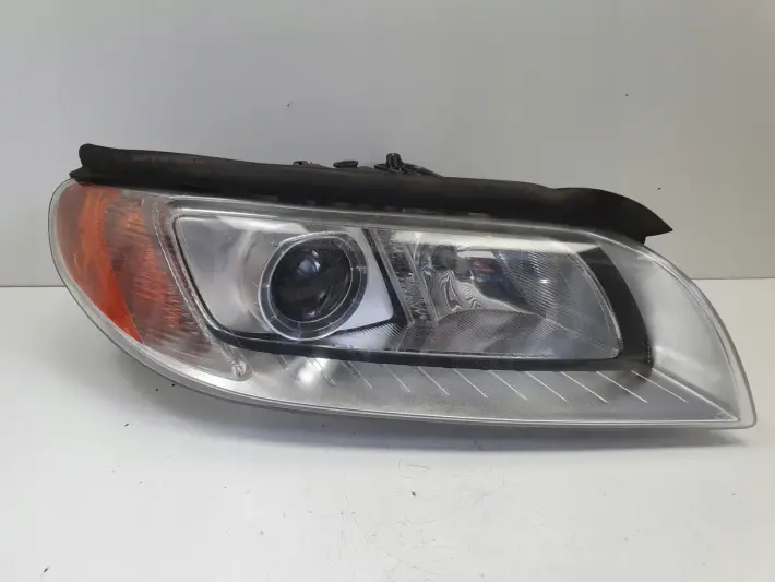 Volvo V70 III XC70 S80 II XENON PRZEDNIA LAMPA PRAWA prawy przód 31214348