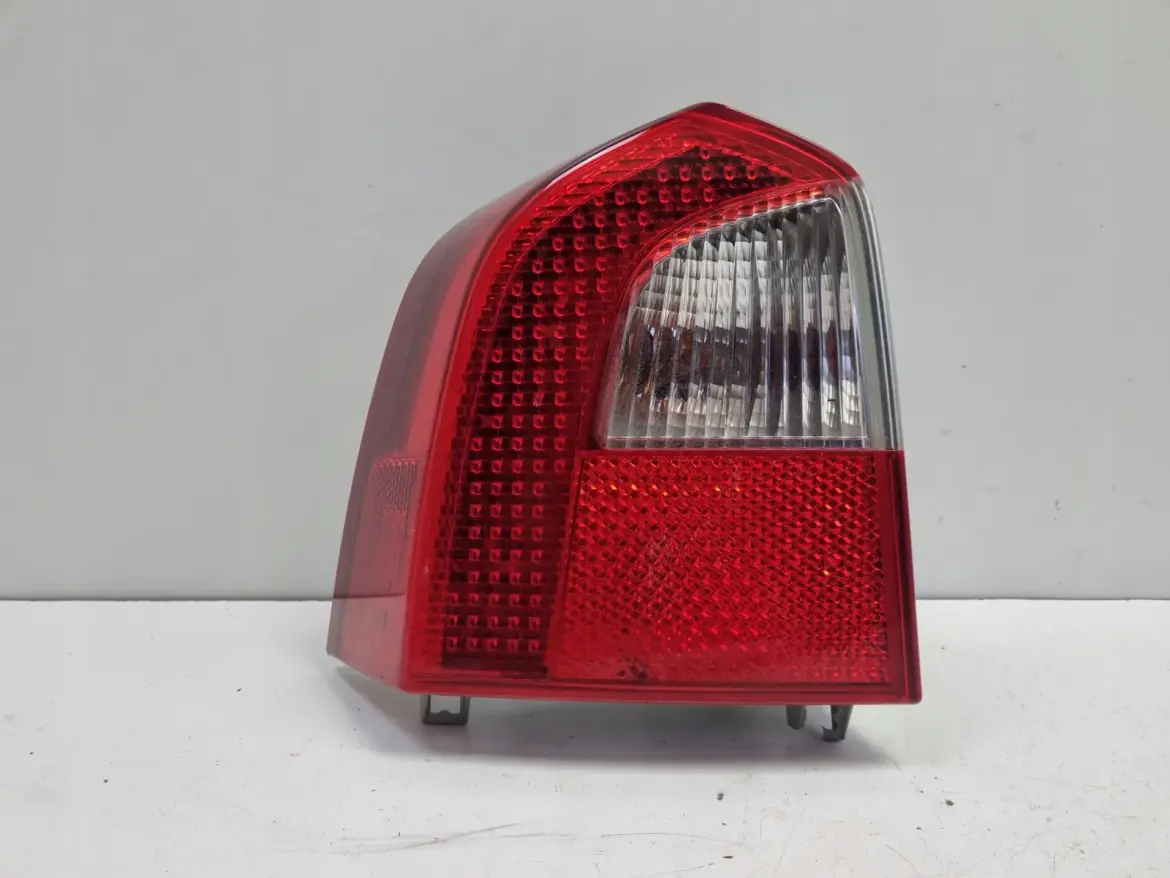 Volvo V70 III XC70 07-13r TYLNIA TYLNA LAMPA LEWA lewy tył LED 30698983