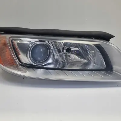 Volvo V70 III XC70 PRZEDNIA LAMPA PRAWA PRAWY PRZÓD XENON SKRĘTNY 31383541