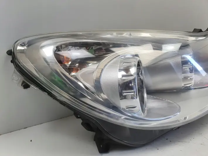 Opel Corsa D PRZEDNIA LAMPA PRAWA prawy przód anglik 13186384