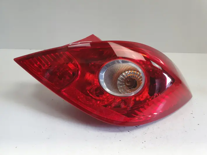Opel Corsa D 3 drzwi TYLNA LAMPA PRAWA prawy tył pasażera 13211841