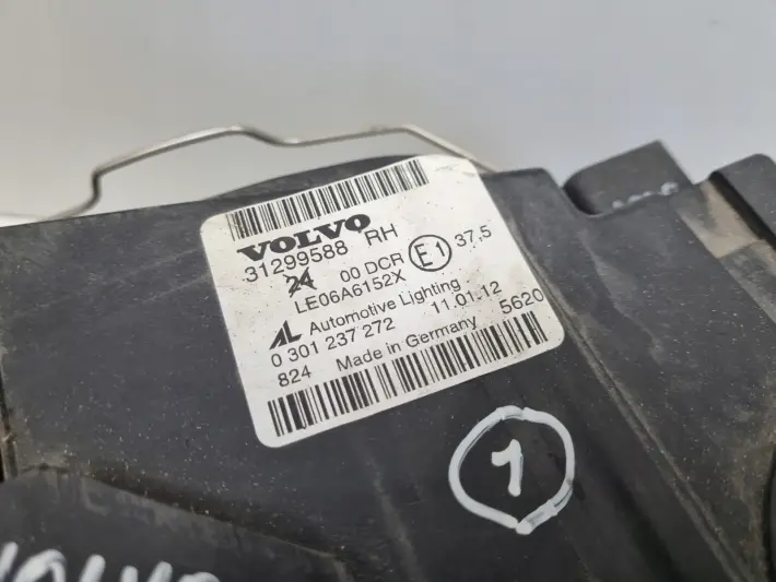 Volvo S40 II V50 LIFT PRZEDNIA LAMPA PRAWA prawy przód ŁADNA 31299588