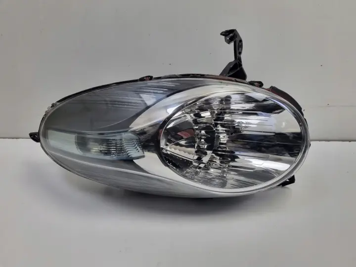 Nissan Micra K12 03-10r PRZEDNIA LAMPA PRAWA PRAWY PRZÓD 26060BG00B