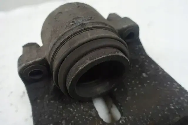 BMW F10 F11 2.0 D PRZEDNI ZACISK HAMULCOWY lewy