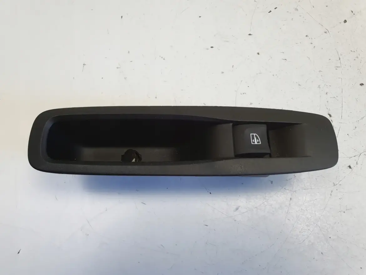 Renault Megane IV PRAWY TYLNY PANEL STEROWNIA SZYBĄ szyb tył 829507746R