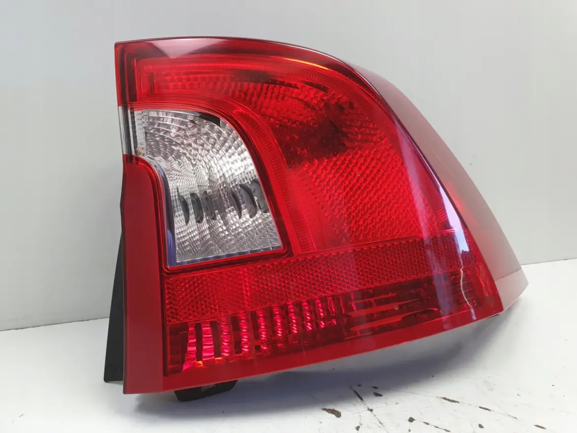 Volvo S60 II 10-13r TYLNIA TYLNA LAMPA PRAWA prawy tył ŁADNA 30796268