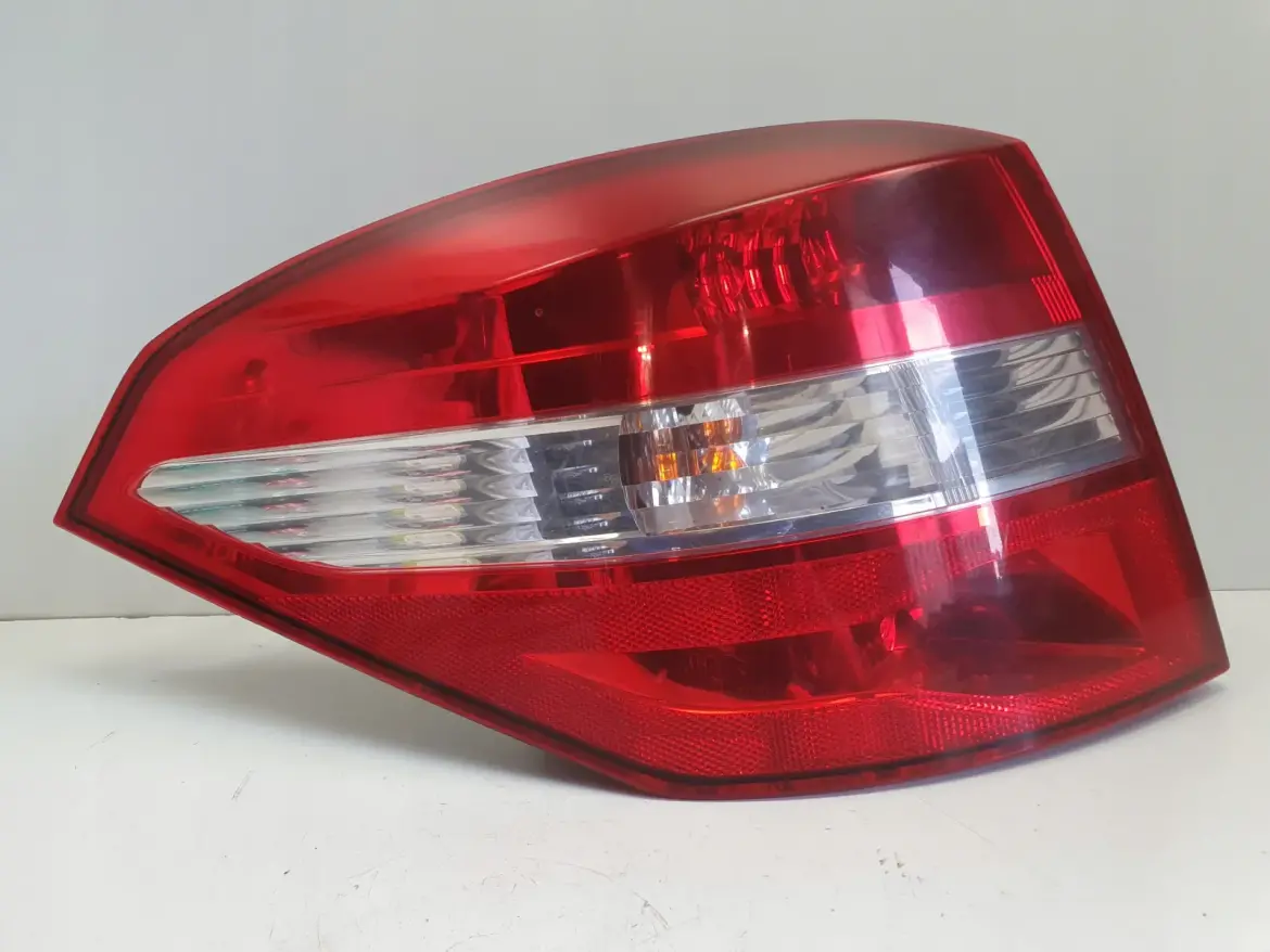 Renault Laguna III kombi TYLNIA TYLNA LAMPA LEWA lewy tył 265550002R