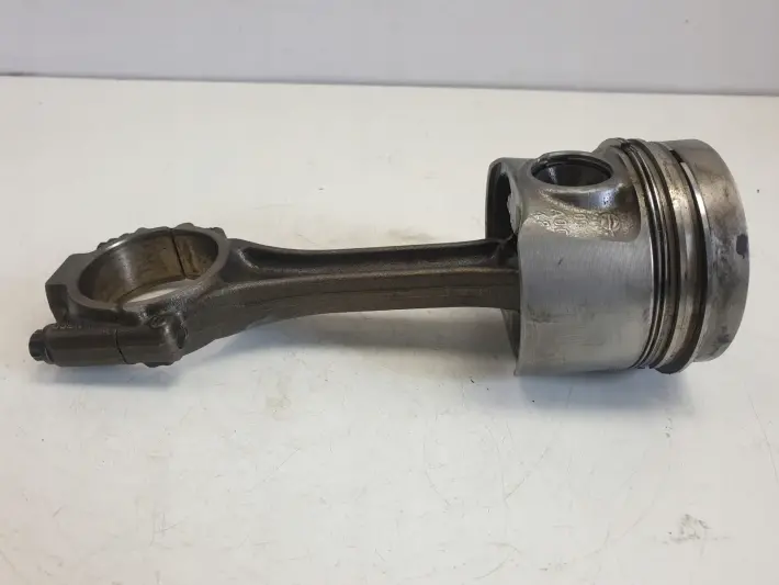 Audi A3 II 8P 1.6 TDI TŁOK KORBOWÓD