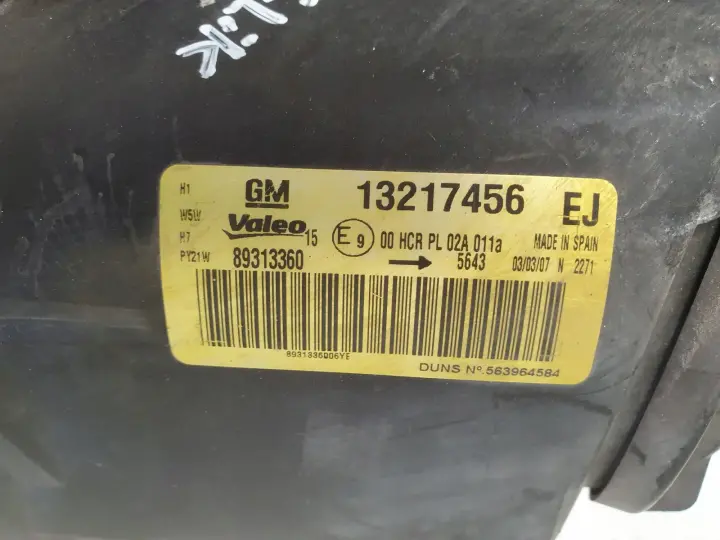 Opel Corsa D PRZEDNIA LAMPA PRAWA prawy przód anglik Ciemny klosz 13217456