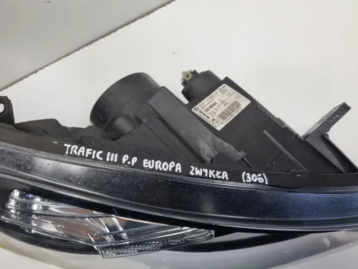 Renault Trafic III 14-19r PRZEDNIA LAMPA PRAWA PRAWY PRZÓD 260109424R