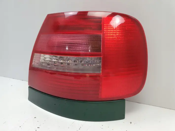 Audi A4 B5 lift sedan 99-01r TYLNA LAMPA PRAWA prawy tył 8D0945096G