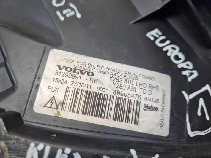 Volvo V60 S60 II PRZEDNIA LAMPA PRAWA prawy przód XENON EUROPA 31299991