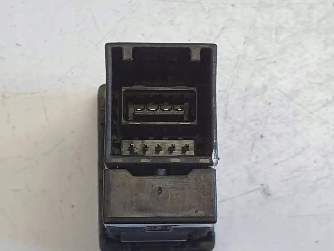 Toyota Avensis III T27 GNIAZDO USB AUX 86190-0D030