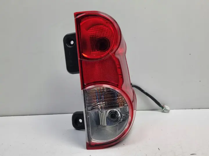 Nissan NV200 TYLNIA TYLNA LAMPA PRAWA prawy tył pasażera 26550BJ00A