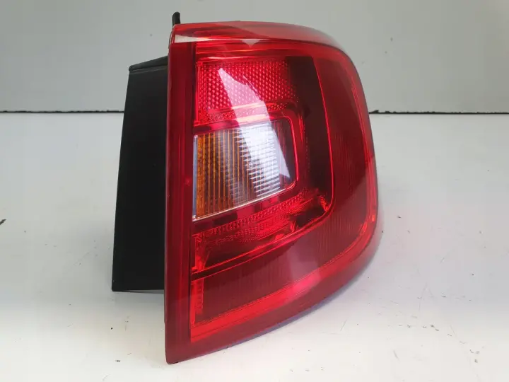 Vw Jetta VI PRAWA TYLNA LAMPA prawy tył PASAŻERA