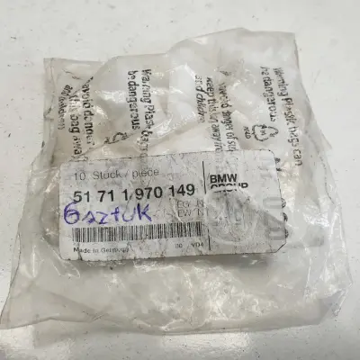 BMW E31 840 850 i KLAMRA SPINKA MOCOWANIE LISTWY