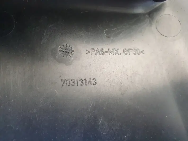 BMW E90 E92 M3 4.0 V8 OBUDOWA pokrywa dolot 70313143