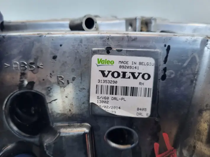 Volvo S60 II V60 LIFT PRZEDNI HALOGEN PRAWY PRZÓD pasażera LED DRL 31353290