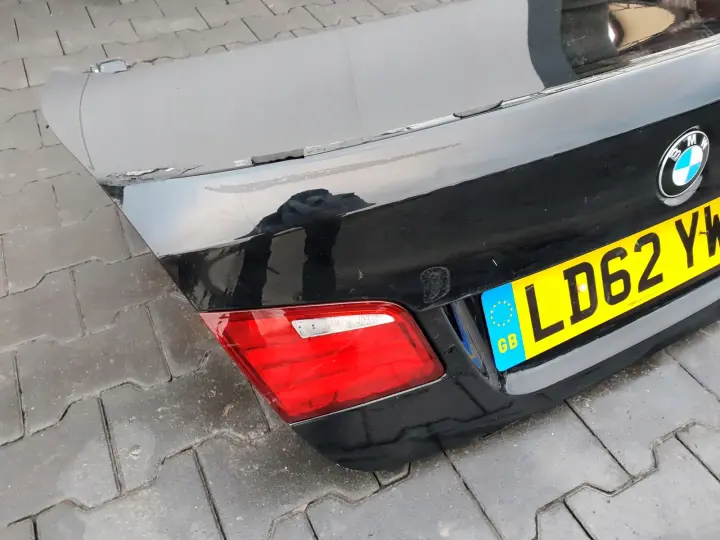 BMW F10 TYLNA KLAPA BAGAŻNIKA TYŁ LAMPY ZAMEK 668