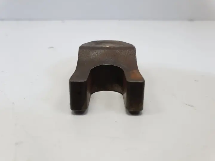 Volvo V70 III XC70 II lift 2.0D D4 ŁAPKA WTRYSKIWACZA wtrysku mocowanie