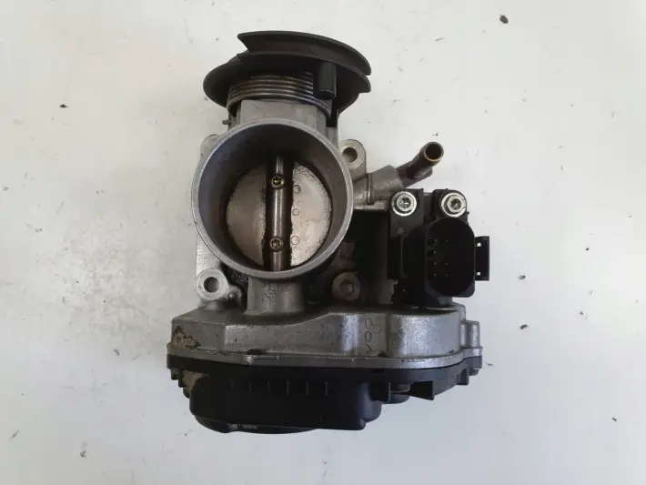 VW Polo III 1.4 8V PRZEPUSTNICA 030133064D