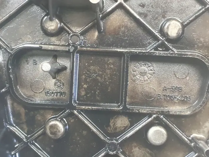 Opel Corsa C 1.3 CDTI OBUDOWA ROZRZĄDU pompa oleju 37004600