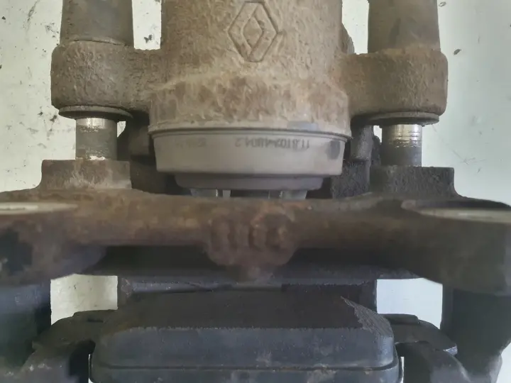 Renault Clio IV PRAWY PRZEDNI ZACISK HAMULCOWY przód PASAŻERA 410008142R