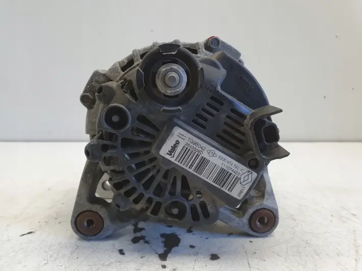 Renault Clio III 1.2 16V ALTERNATOR 8200654541C valeo