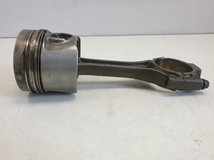 Audi A3 II 8P 1.6 TDI TŁOK KORBOWÓD