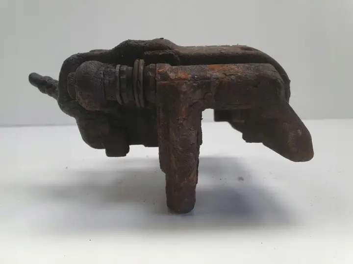 Renault Clio IV LEWY PRZEDNI ZACISK HAMULCOWY przód kierowcy L.P