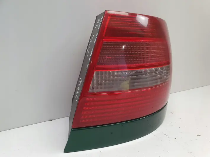 Audi A4 B5 lift sedan 99-01r TYLNA LAMPA PRAWA prawy tył 8D0945096G