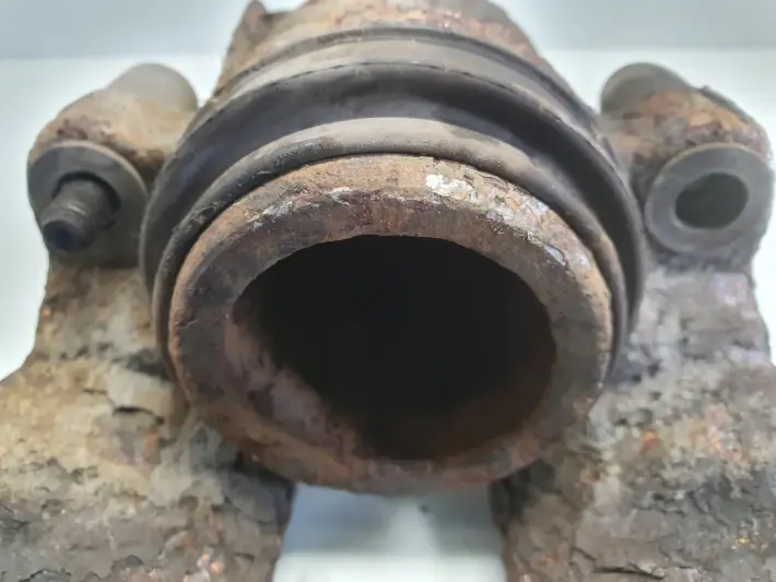 Volvo S60 I V70 II PRZEDNI ZACISK HAMULCOWY prawy przód pasażera 830