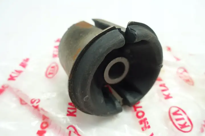 Kia Sportage II 2.0 16V PODUSZKA TYLNEJ BELKI tył