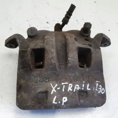 Nissan X-Trail T30 PRZEDNI ZACISK HAMULCOWY lewy przód KIEROWCY