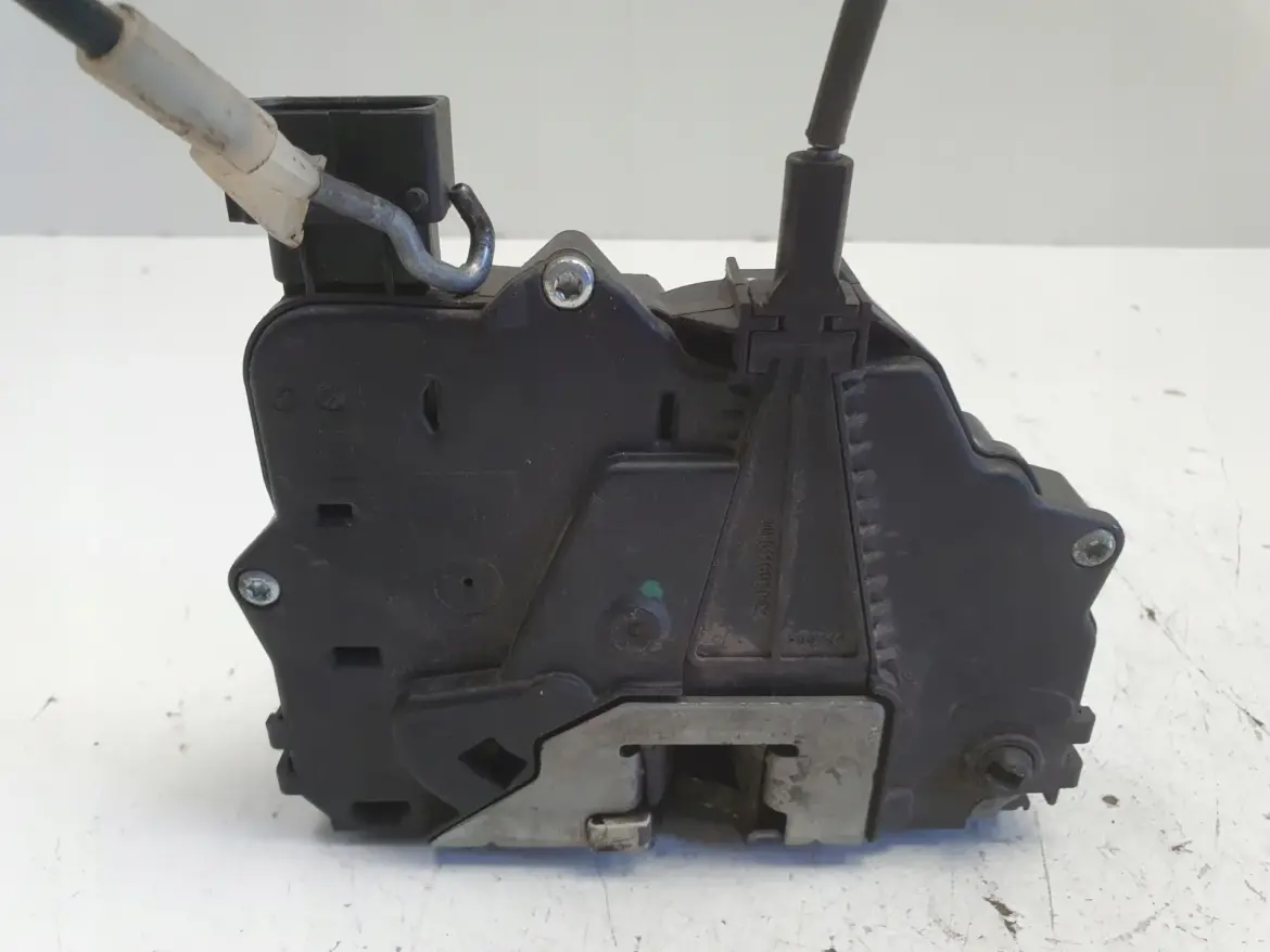 Opel Corsa D ZAMEK DRZWI lewy tył kierowcy 13258266 EQ