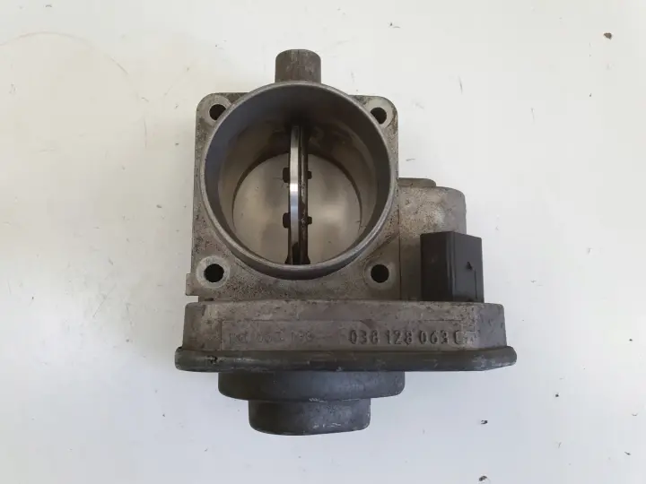 VW Bora 1.9 SDI PRZEPUSTNICA 038128063C