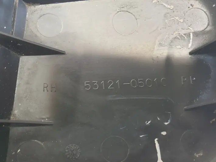 Avensis T22 PRAWA ZAŚLEPKA HALOGENU zderzaka