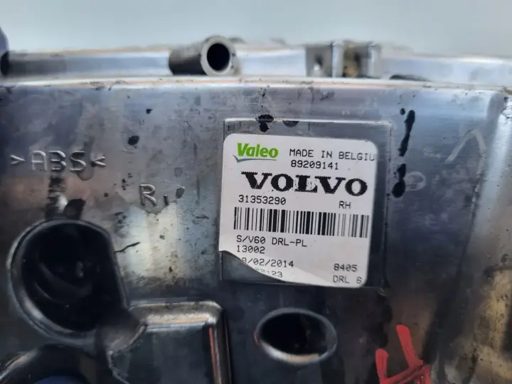 Volvo S60 II V60 LIFT PRZEDNI HALOGEN PRAWY PRZÓD pasażera LED DRL 31353290