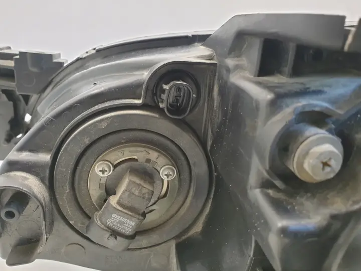 Mazda 3 LIFT 06- PRZEDNIA LAMPA PRAWA prawy przód