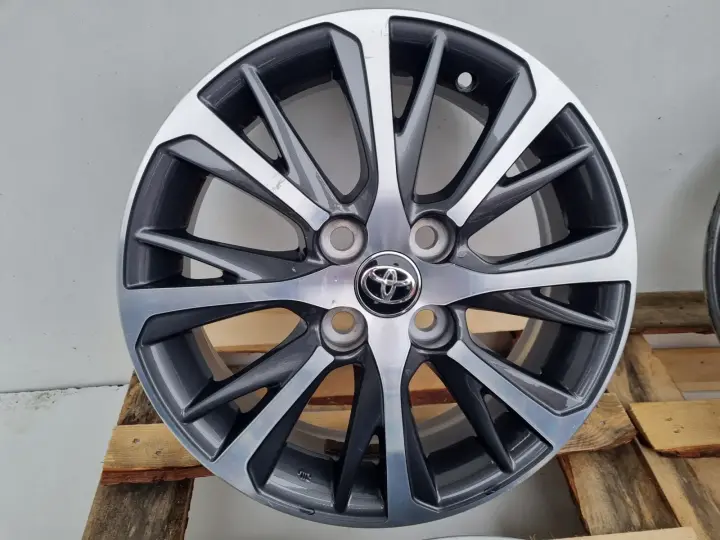 Toyota Yaris III FELGI ALUMINIOWE ALUFELGI KOMPLET 15 R15 ET39 15X5J 4X100