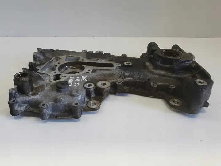 Opel Corsa D 1.2 1.4 16V OBUDOWA ROZRZĄDU osłona POMPA OLEJU 55556309
