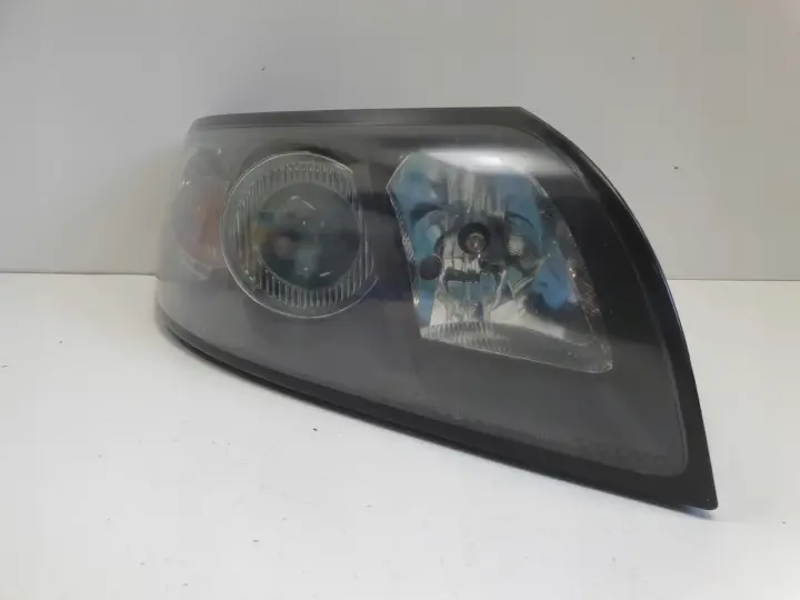 Volvo V50 S40 II PRZEDNIA LAMPA PRAWA prawy przód EUROPA ŁADNA 30698874